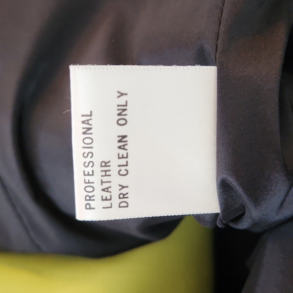 St John 100% Leather Blazer in a beautiful vibrant green. - Picture 11 of 12
